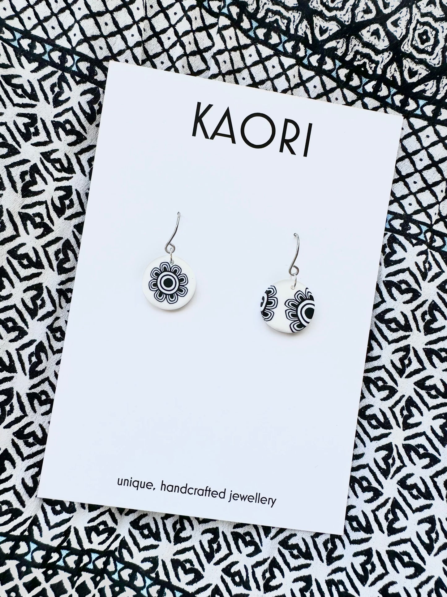 Monotone Small Hook Earrings